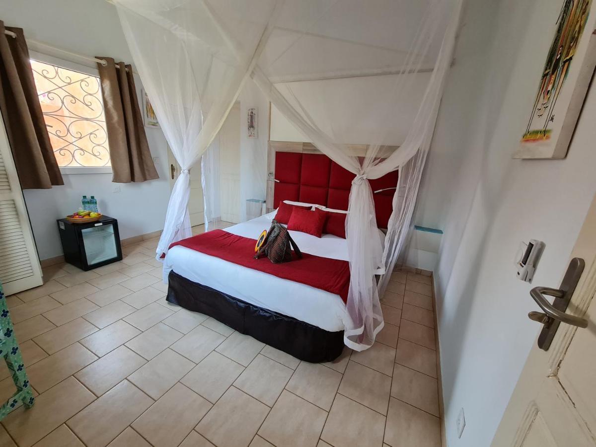 Le Souimanga Bleu Saly Bed & Breakfast ภายนอก รูปภาพ