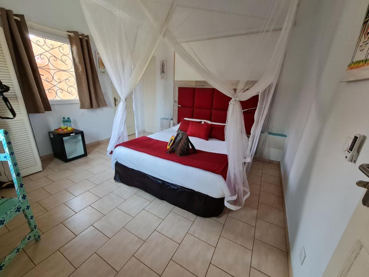 Le Souimanga Bleu Saly Bed & Breakfast ภายนอก รูปภาพ