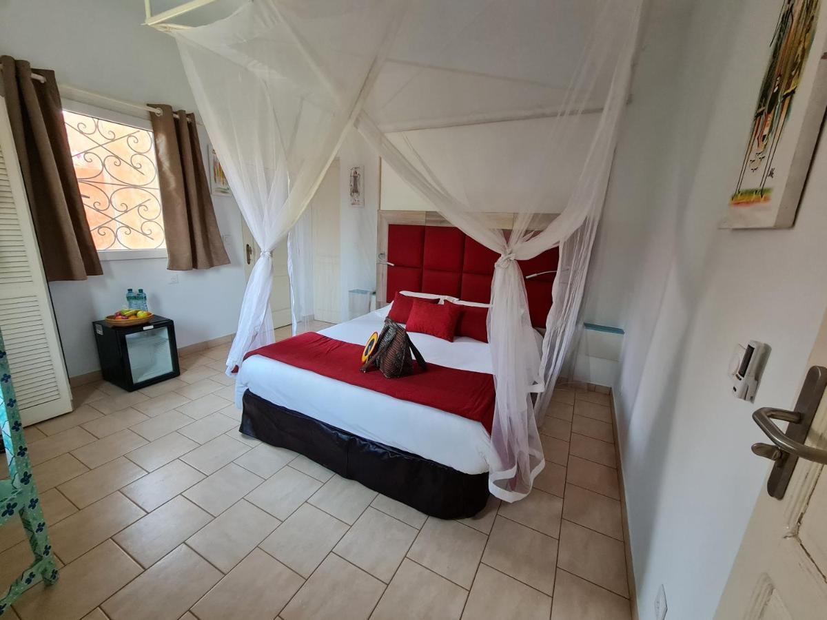Le Souimanga Bleu Saly Bed & Breakfast ภายนอก รูปภาพ