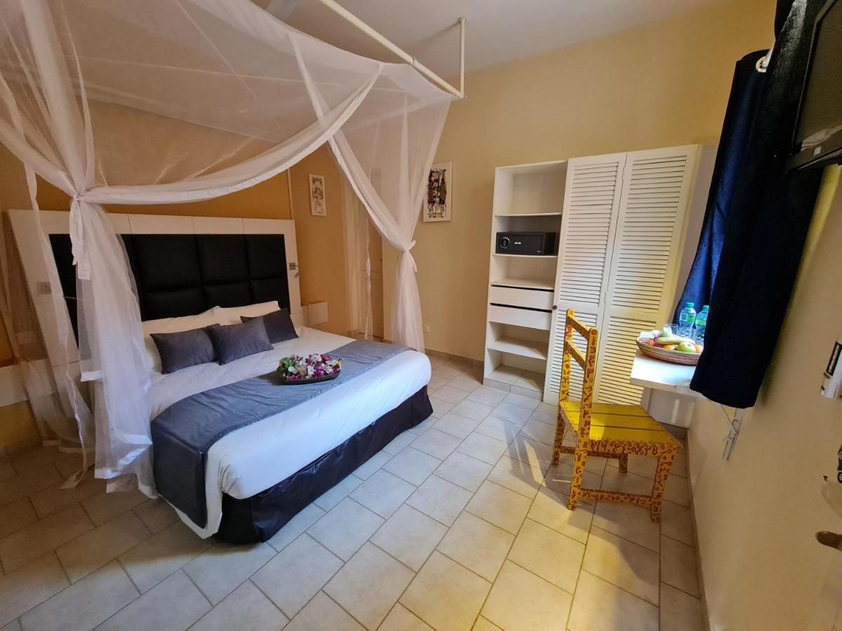 Le Souimanga Bleu Saly Bed & Breakfast ภายนอก รูปภาพ