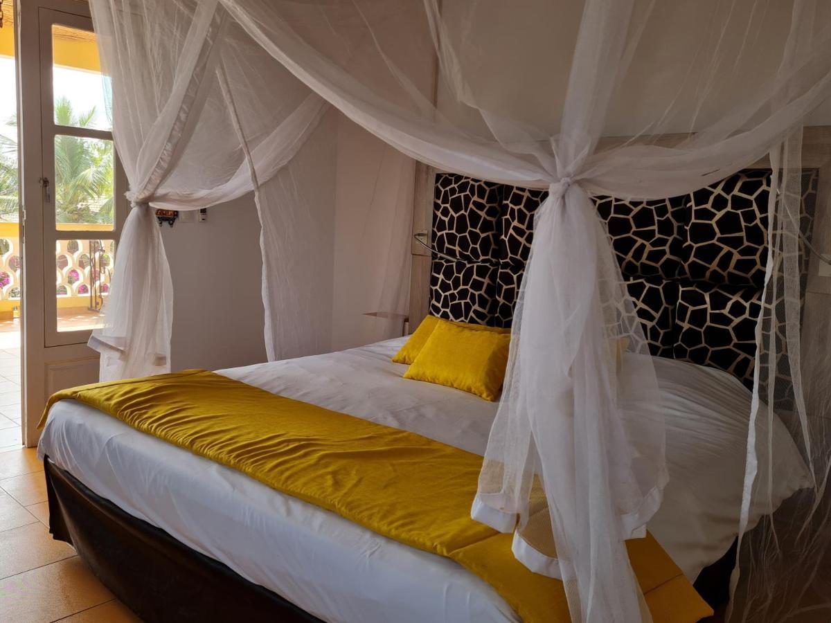 Le Souimanga Bleu Saly Bed & Breakfast ภายนอก รูปภาพ