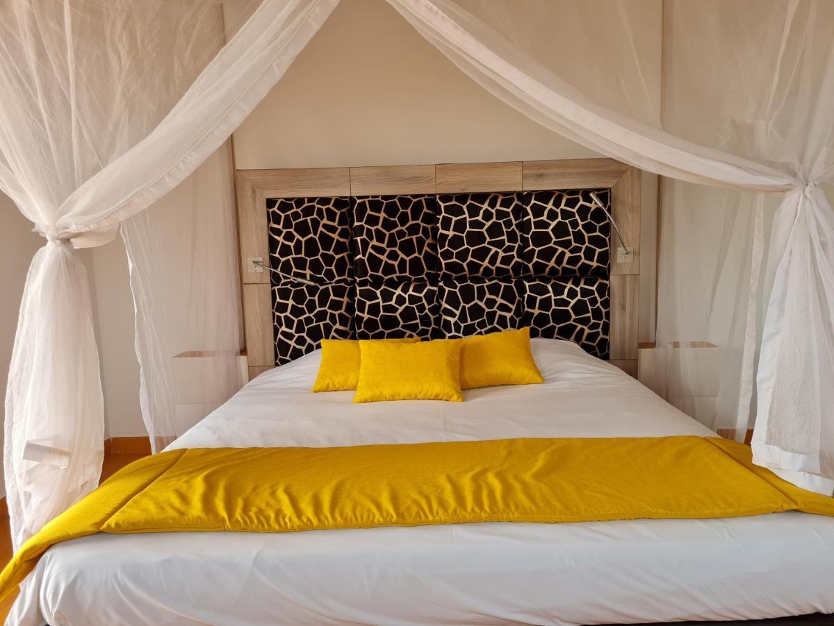 Le Souimanga Bleu Saly Bed & Breakfast ภายนอก รูปภาพ