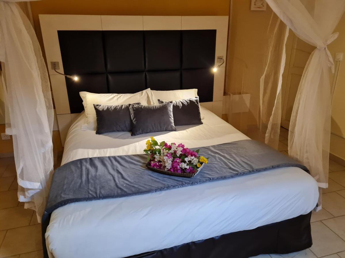 Le Souimanga Bleu Saly Bed & Breakfast ภายนอก รูปภาพ