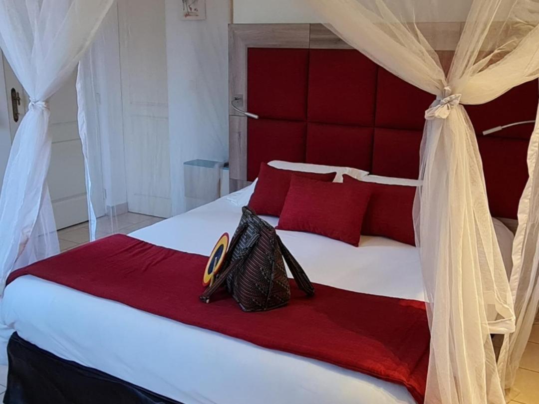 Le Souimanga Bleu Saly Bed & Breakfast ภายนอก รูปภาพ