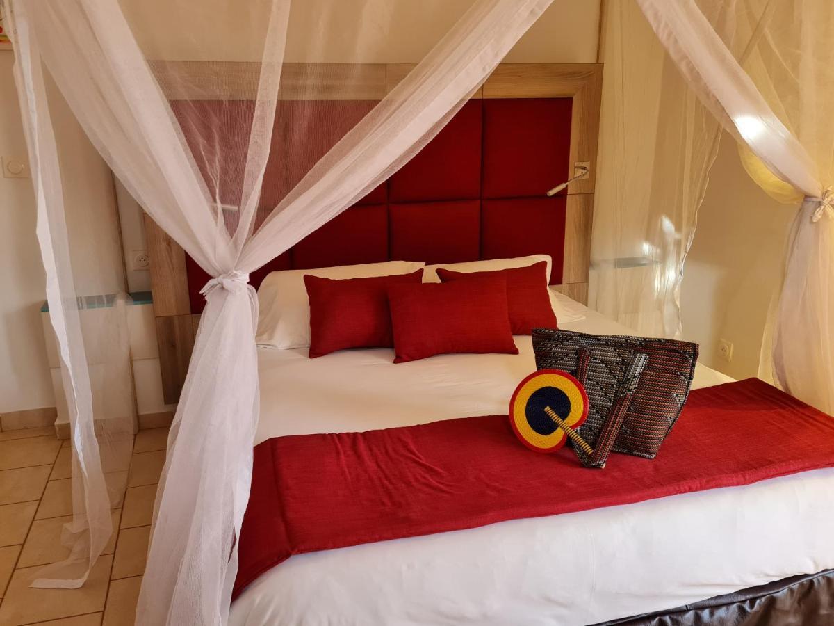 Le Souimanga Bleu Saly Bed & Breakfast ภายนอก รูปภาพ