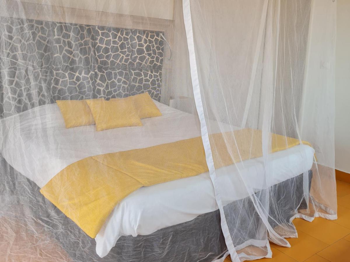 Le Souimanga Bleu Saly Bed & Breakfast ภายนอก รูปภาพ