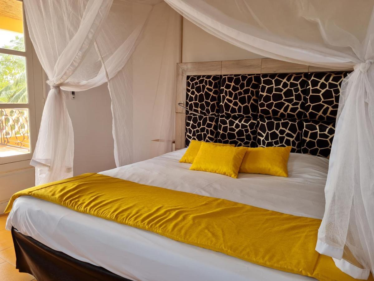 Le Souimanga Bleu Saly Bed & Breakfast ภายนอก รูปภาพ