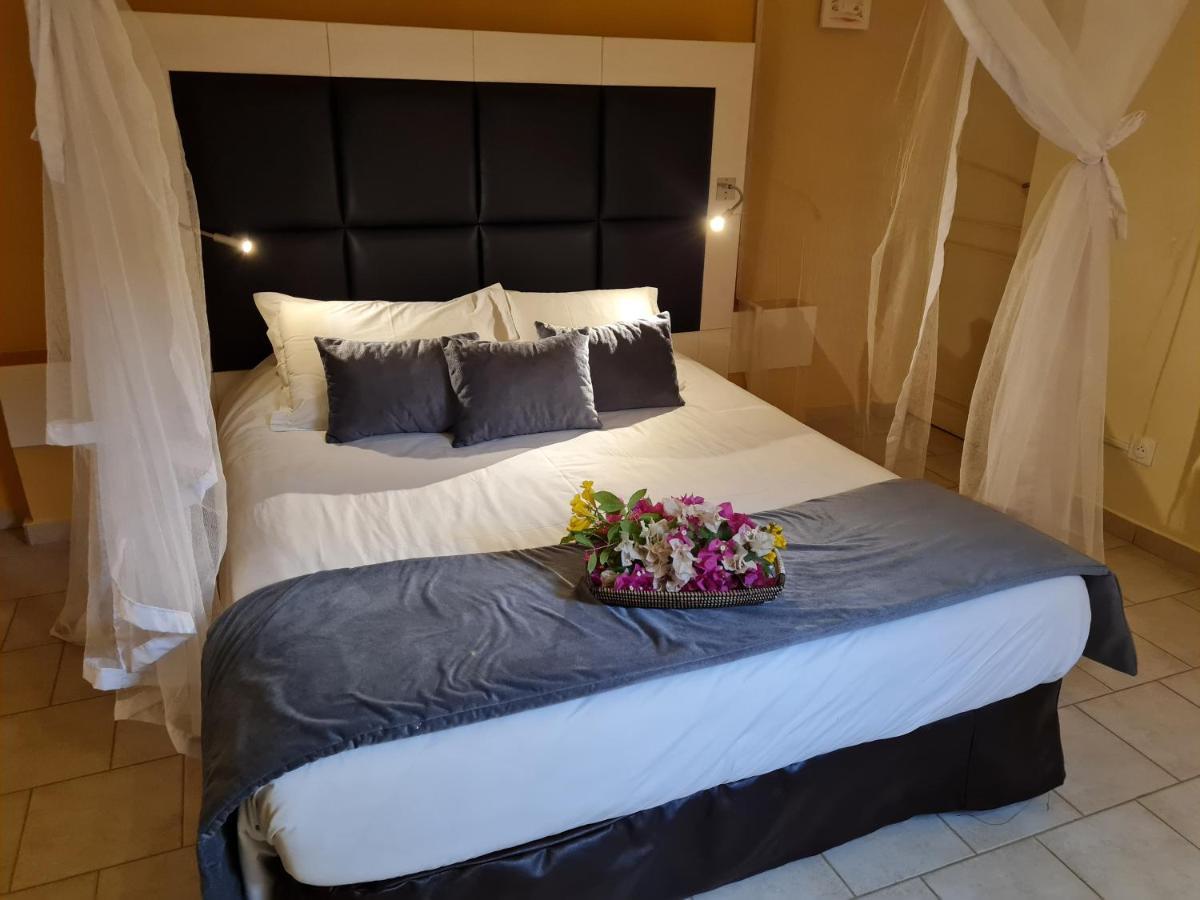 Le Souimanga Bleu Saly Bed & Breakfast ภายนอก รูปภาพ